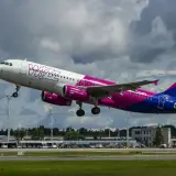 Samolot Wizz Air startuje. Jeśli chcesz jak zmienić lot Wizzair, sprawdź stronę przewoźnika.