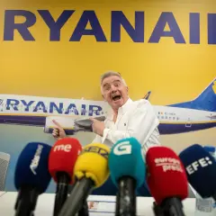 Michael O'Leary z Ryanair, pytany ile kosztuje przebukowanie biletu w Ryanair, wskazuje na samolot.