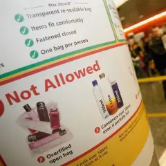 Na tablicy informacyjnej widać zasady dotyczące przewozu płynów. Maksymalnie ile ml można do samolotu to 100ml w pojemnikach.