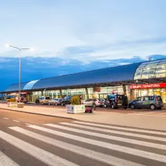 Jak dojechać z dworca Warszawa Centralna na lotnisko Chopina szybko i tanio