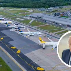 Samolot Ryanair na płycie lotniska. Czy lotnisko w Modlinie jest czynne? Tak, widać ruch samolotów i budynek terminala.