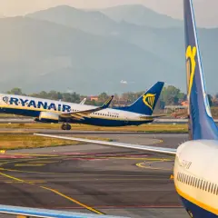 Samolot Ryanair startuje na tle gór.