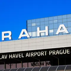 Litery "PRAGA" na nowoczesnym lotnisku. Planujesz loty do Pragi? To właśnie stąd wystartujesz!