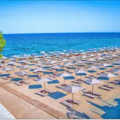 Piękna plaża z rzędami leżaków i parasoli. Zastanawiasz się, czy na Cypr potrzebna jest wiza? Sprawdź przed wyjazdem!