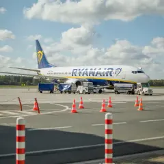 Samolot Ryanair na płycie lotniska. Zastanawiasz się, ile wcześniej trzeba być na lotnisku Ryanair?