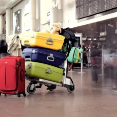 Ile ma ważyć walizka do samolotu? Oto limity bagażu, które musisz znać