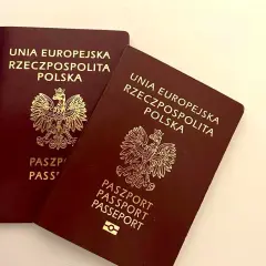 Dwa polskie paszporty. Zastanawiasz się, ile kosztuje wyrobienie paszportu? Sprawdź aktualne ceny i przygotuj się do podróży!
