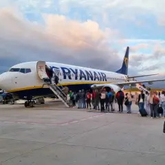 Pasażerowie wsiadają do samolotu Ryanair. Dowiedz się, jak wydrukować bilet lotniczy Ryanair, aby podróż przebiegła sprawnie.