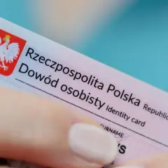 Dłoń trzyma polski dowód osobisty. Czy zamiast dowodu można mieć paszport? Dowód osobisty to dokument tożsamości.