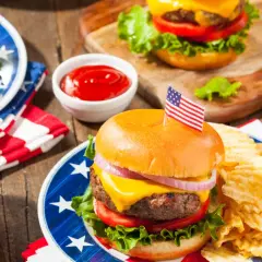 Amerykańskie burgery z frytkami i fasolką, coś co jest w USA, czego nie ma w Polsce.