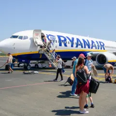 Pasażerowie wsiadają do samolotu Ryanair na lotnisku. Wkrótce odbędą się loty Lublin Gdańsk.
