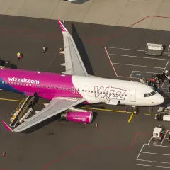 Czy można przewozić alkohol w bagażu rejestrowanym Wizz Air? Oto zasady