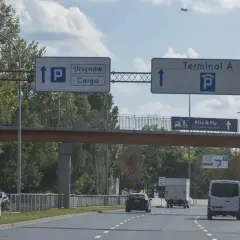 Znaki drogowe przy Lotnisku Chopina wskazują drogę do Terminala A, Ursynowa, Cargo i Kiss & Fly. Tak odebrać pasażera z lotniska.