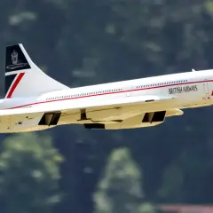 Concorde British Airways, symbolizujący jak szybko lecieć samolotem, w locie.
