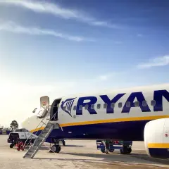 Samolot Ryanair na płycie lotniska. Czy Ryanair przewozi zwierzęta? Sprawdź regulamin przed podróżą.
