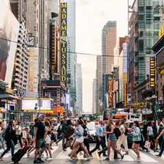Tłum ludzi na Times Square, Nowy Jork. Zastanawiasz się, co przywieźć z Ameryki? Może pamiątkę z Madame Tussauds lub coś z Harry'ego Pottera?