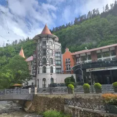 Borjomi w Gruzji: Odkryj atrakcje i ciekawe miejsca w uzdrowisku
