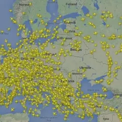 Mapa Europy z zaznaczonymi żółtymi samolotami, symbolizującymi ruch lotniczy.