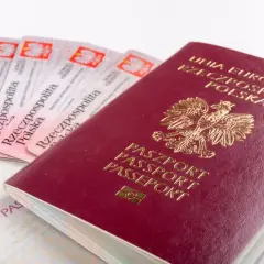 Pasport i kilka dowodów osobistych. Czy na Słowację dziecko musi mieć dowód? Sprawdźmy!