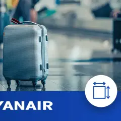 Szara walizka kabinowa Ryanair na lotnisku, gotowa do podróży. Ikony wskazują wymiary i wagę bagażu.