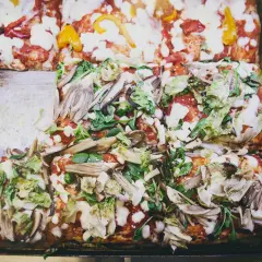 Pyszne, kwadratowe pizze z warzywami i serem. Idealne, gdy zastanawiasz się, gdzie zjeść w Wenecji.