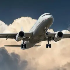 Czy można zabrać poduszkę do samolotu Ryanair? Sprawdź zasady podróży