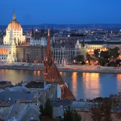 Budapeszt nocą, Parlament i Dunaj. Marzysz o lotach do Budapesztu?