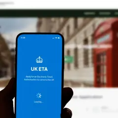Co trzeba mieć żeby lecieć do Londynu? Aplikacja UK ETA na telefonie pokazuje, że potrzebujesz elektronicznego zezwolenia na podróż.