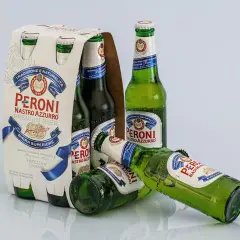 Butelki piwa Peroni Nastro Azzurro. Zastanawiasz się, ile alkoholu można przewieźć samolotem Ryanair? Sprawdź przepisy!