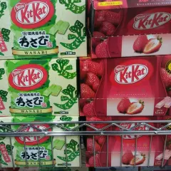 Pudełka Kit Kat o smaku wasabi i truskawki. Idealne, by przywieźć z Tokio nietypowe słodycze.