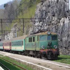 Najlepsze trasy kolejowe i praktyczne wskazówki na podróż pociągiem w góry