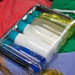 Przezroczysta kosmetyczka z płynami 100ml. Czy można przewozić słodycze w bagażu podręcznym Ryanair? Tak, ale te kosmetyki też się zmieszczą.
