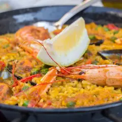 Pyszna paella z owocami morza i cytryną – idealna odpowiedź na pytanie, co warto zjeść w Hiszpanii.