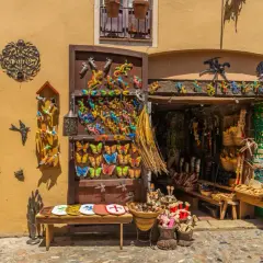 Kolorowe pamiątki z Malty: motyle, ważki, zwierzęta. Idealne, by pomyśleć, co przywieźć z Malty.