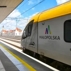 Gdzie kupić bilet na pociąg na lotnisko Balice bez stresu?