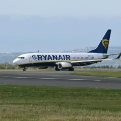 Samolot Ryanair na pasie startowym, gotowy do lotów z Katowic do Bolonii.