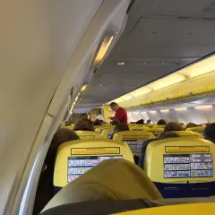 Wnętrze samolotu Ryanair, pełne pasażerów. Zastanawiasz się, ile osób mieści się w samolocie Ryanair? Ten widok daje pewne pojęcie.