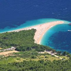 Piękna plaża w Chorwacji, idealna na wakacje. Marzysz o lotach do Chorwacji? Zobacz ten widok!