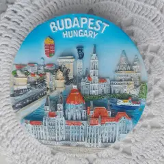 Magnes z panoramą Budapesztu, przedstawiający Parlament i inne zabytki. Zastanawiasz się, ile kosztuje magnes w Budapesztu?