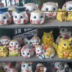 Urocze skarbonki w kształcie świnek i Pikachu – idealne pamiątki, co można przywieźć z Wietnamu.