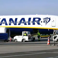 Samolot Ryanair na płycie lotniska. Zastanawiasz się, ile wcześnie można się odprawić w Ryanair?