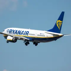 Samolot Ryanair w locie. Chcesz wiedzieć, jak zmienić rezerwację w Ryanair? Sprawdź instrukcje na stronie przewoźnika.