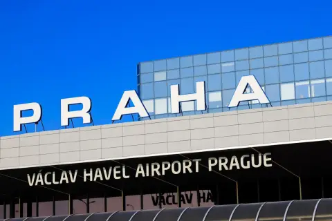 Litery "PRAGA" na nowoczesnym lotnisku. Planujesz loty do Pragi? To właśnie stąd wystartujesz!