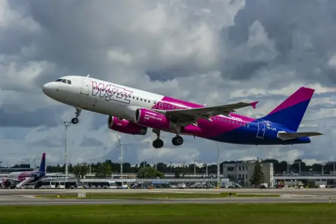 Samolot Wizz Air startuje. Jeśli chcesz jak zmienić lot Wizzair, sprawdź stronę przewoźnika.