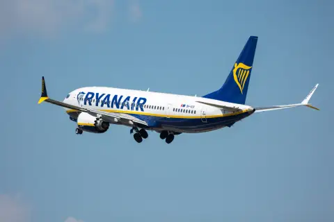 Samolot Ryanair w locie. Chcesz wiedzieć, jak zmienić rezerwację w Ryanair? Sprawdź instrukcje na stronie przewoźnika.