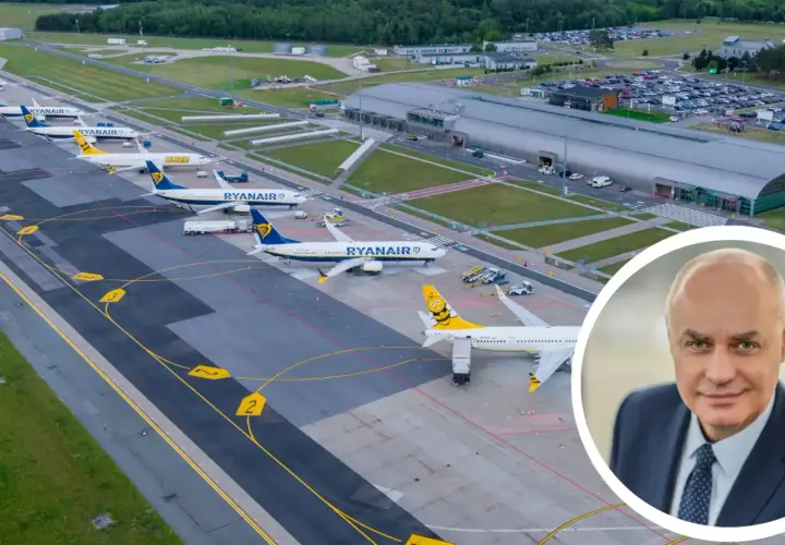 Samolot Ryanair na płycie lotniska. Czy lotnisko w Modlinie jest czynne? Tak, widać ruch samolotów i budynek terminala.