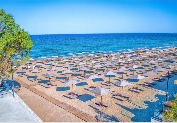 Piękna plaża z rzędami leżaków i parasoli. Zastanawiasz się, czy na Cypr potrzebna jest wiza? Sprawdź przed wyjazdem!