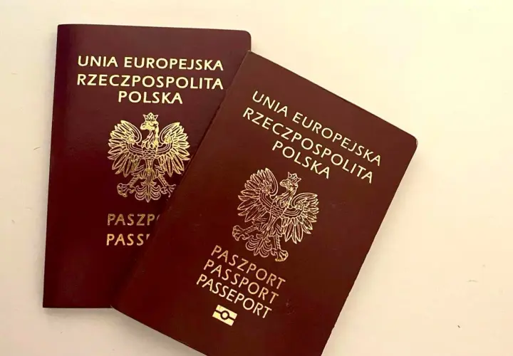 Dwa polskie paszporty. Zastanawiasz się, ile kosztuje wyrobienie paszportu? Sprawdź aktualne ceny i przygotuj się do podróży!