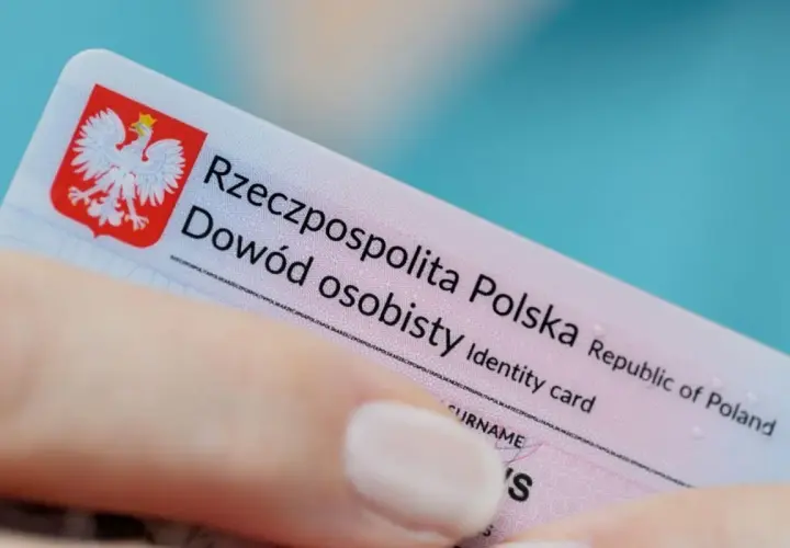 Dłoń trzyma polski dowód osobisty. Czy zamiast dowodu można mieć paszport? Dowód osobisty to dokument tożsamości.