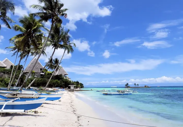 Piękne plaże, palmy i łodzie - idealne miejsce, by poczuć tropikalny klimat. Co można przywieźć z Filipin? Wspomnienia i spokój.